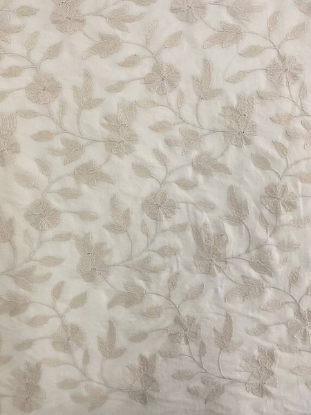 Bordado de Aspecto Natural Creme (Cotton Dior)